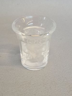 LALIQUE Petit verre en cristal moulé à décor d'un enfant acc…