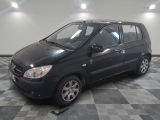 la photo d'une petite voiture noire garée dans un garage
