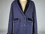 une image d'une veste bleue sur un mannequin