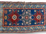 un tapis bleu et rouge orné d'un motif