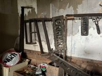 LOT de CROCS de boucher, scies et d'enseignes en métal. (photo 2)