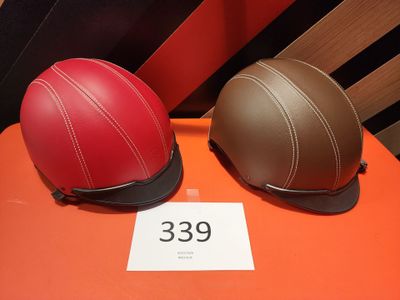 deux casques posés sur une table, avec une étiquette de prix
