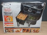 emballage d'une friteuse à air chaud Black & Decker posée sur une table en bois