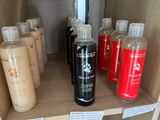 de nombreuses bouteilles de liquide posées sur une étagère dans un magasin