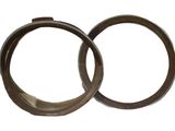 deux anneaux en bois marron sur fond blanc, avec un fond blanc