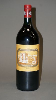 une bouteille de vin posée sur une table