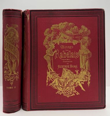 un vieux livre rouge avec un motif doré sur la couverture