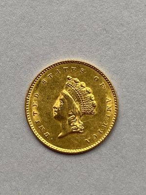 Gros plan sur une pièce d'or ornée d'une tête de femme