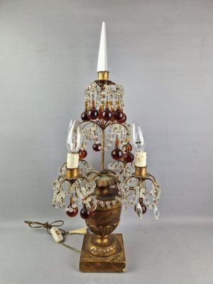 une lampe posée sur une table avec un bougeoir