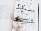 un livre ouvert sur lequel est dessiné un bateau