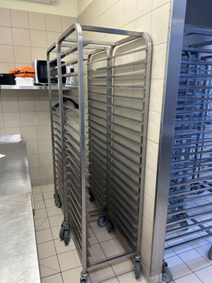 les nombreux plateaux de nourriture posés sur l'étagère dans la cuisine