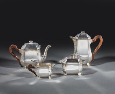 trois pièces en argent pour le thé et le café sur une table
