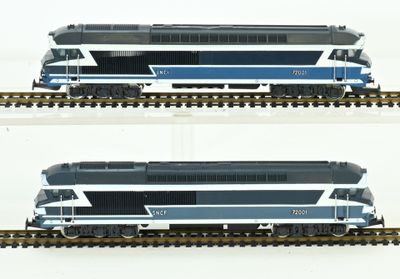deux vues différentes d'un train bleu et blanc sur les rails