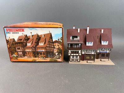 un gros plan d'une boîte contenant une maquette de maison