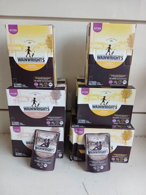 quatre boîtes de croquettes Theraway empilées les unes sur les autres
