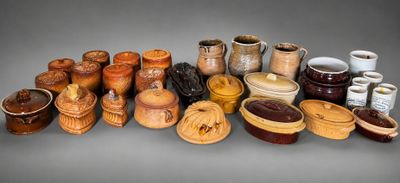 de nombreux types de vases et de récipients sur la table