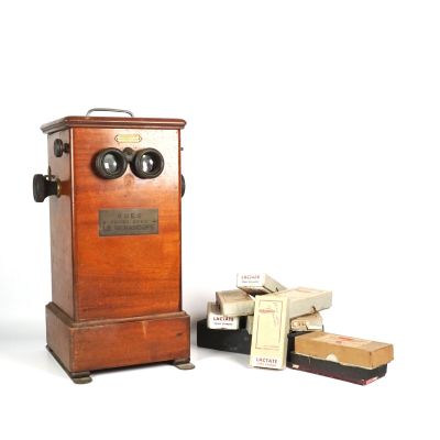 un téléphone à l'ancienne posé à côté d'une pile de cartons
