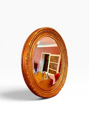 une photo d'un miroir dans lequel on voit le reflet d'une pièce