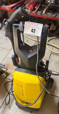 une machine jaune posée par terre dans une pièce