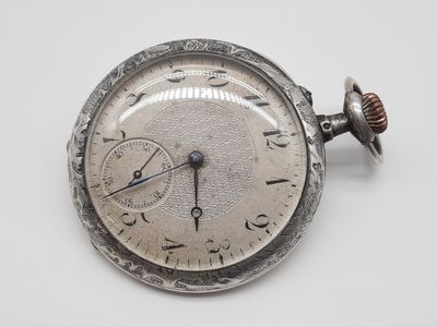 gros plan d'une montre de poche sur une surface blanche
