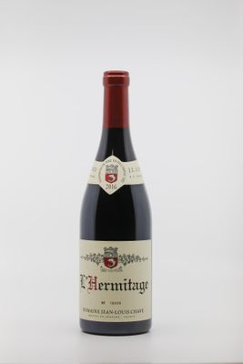 une bouteille de vin posée sur une table