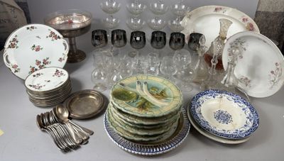 de nombreuses assiettes et verres posés sur une table, avec des couverts