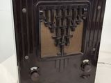 une vieille radio posée sur une table