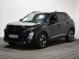 Le SUV gris est garé dans une pièce au sol carrelé en damier.
