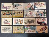 de nombreuses cartes représentant des personnes, posées sur une table