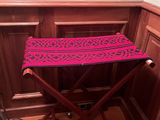 une petite table recouverte d'une nappe rose
