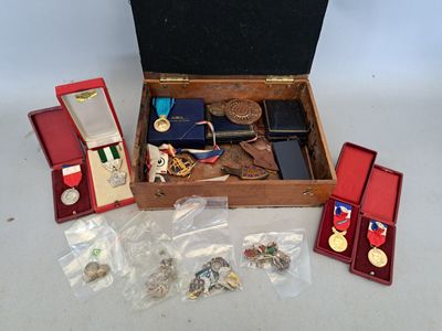 une boîte en bois contenant des médailles et d'autres objets