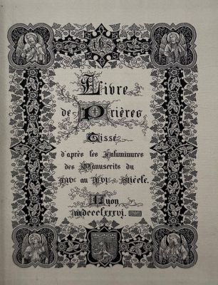 une image en noir et blanc représentant un vieux livre orné d'une bordure décorative