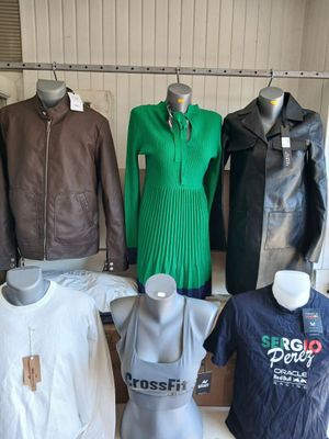 plusieurs mannequins présentant différents types de vêtements, exposés dans un magasin