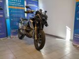 un motocycle garé à l'intérieur d'un bâtiment