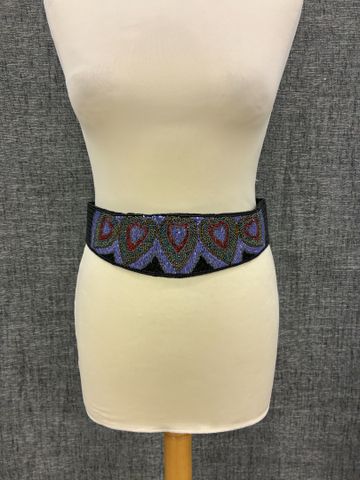 Ceinture à décor de perles. 