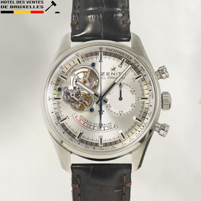 un gros plan d'une montre avec un bracelet en cuir noir