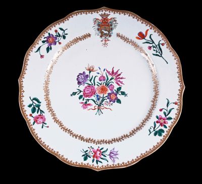 une assiette ornée d'un motif floral sur fond noir