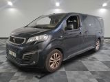 la photo d'une camionnette noire garée dans une pièce
