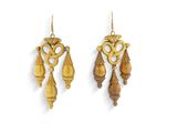paire de boucles d'oreilles en bois sculpté et laiton sur fond blanc