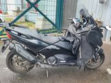 a black motorcycle parked in front of a building