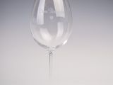 un verre à vin posé sur une table