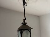 une lampe suspendue au plafond de la pièce