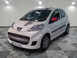 la photo d'une petite voiture blanche garée dans un garage