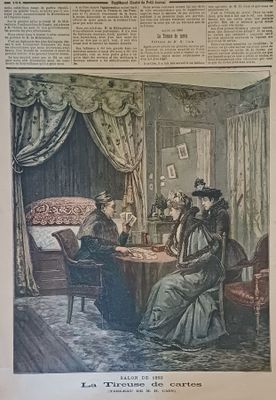 une photo d'une femme assise à une table devant un miroir