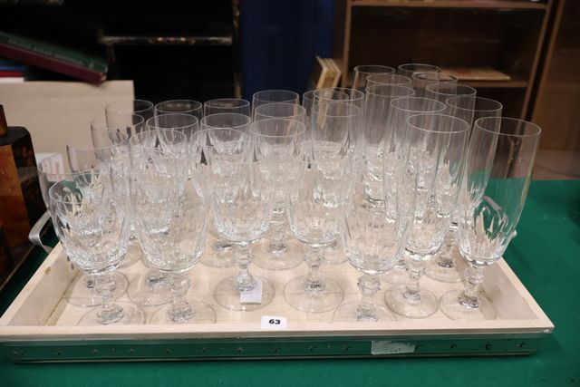 Service de verres en cristal moulé : 11 flûtes à champagne, 9 ver...