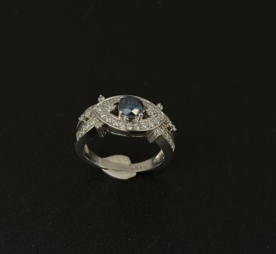 une bague en or blanc sertie d'une topaze bleue et de diamants