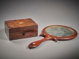 une boîte en bois sur laquelle est fixé un miroir