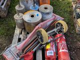 un tas de vieilleries sur une palette dans la cour