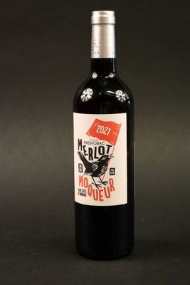une bouteille de vin posée sur une table