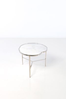 une image représentant une table blanche avec un plateau en verre, posée sur un sol blanc